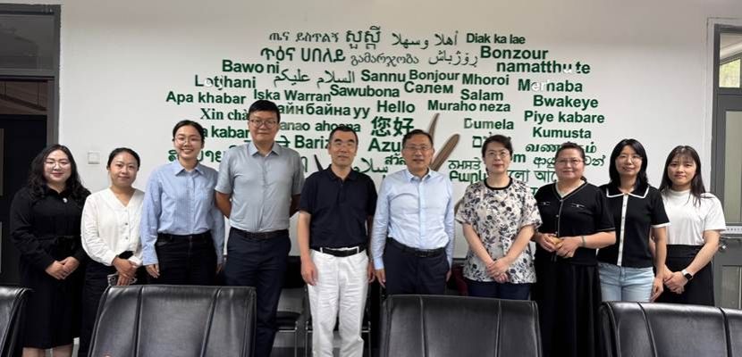 一群人站在一起 AI 生成的内容可能不正确。